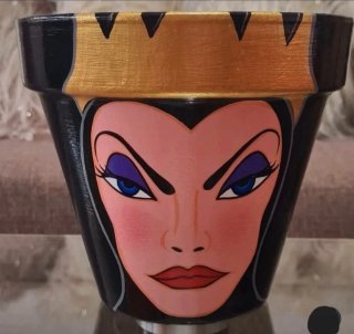 Macetas pintadas a mano diseño Maléfica