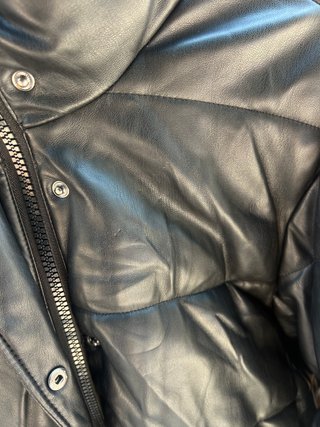 Chaqueta ZARA cropped puffer negra efecto cuero