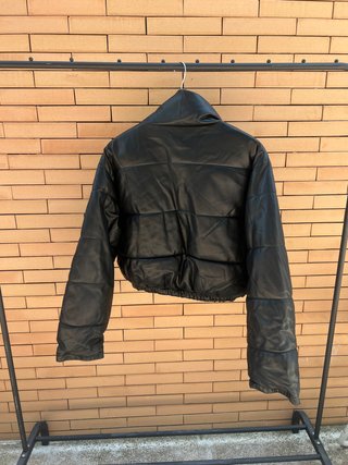 Chaqueta ZARA cropped puffer negra efecto cuero