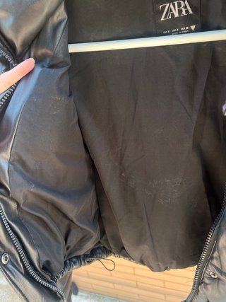 Chaqueta ZARA cropped puffer negra efecto cuero