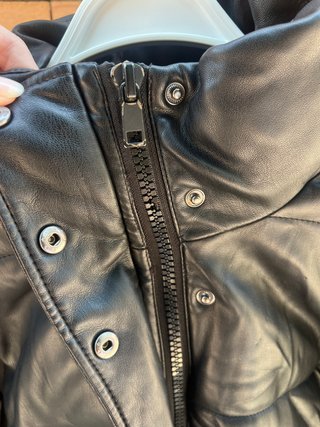 Chaqueta ZARA cropped puffer negra efecto cuero
