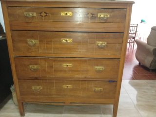 Cómoda antigua de madera con detalles dorados