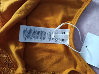 Conjunto Top Naranja y Pantalón Corto Negro