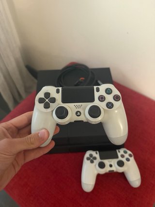 Ps4 Fat 500 GB + 2 Mandos Blancos + extra