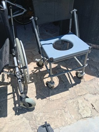 Silla de ruedas con asiento para inodoro