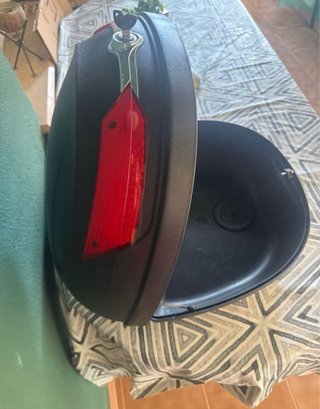 Baúl de moto negro
