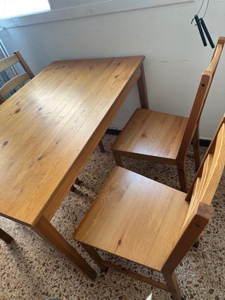 Mesa de madera con 4 sillas