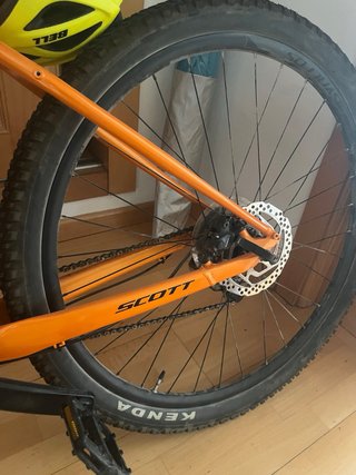 Bicicleta Scott Naranja de Montaña
