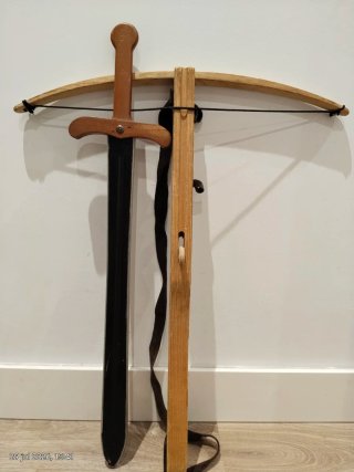 Ballesta y espada de madera infantil