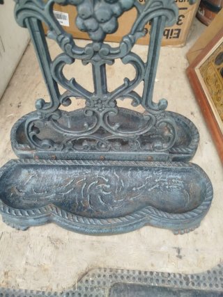 Paragüero antiguo forja uvas.