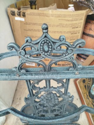 Paragüero antiguo forja uvas.