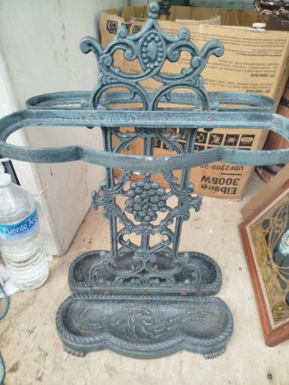 Paragüero antiguo forja uvas.