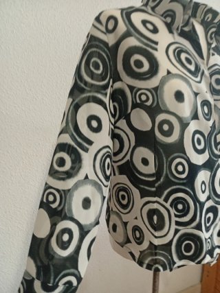 Blusa estampada círculos blanco y negro