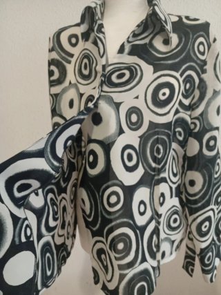 Blusa estampada círculos blanco y negro
