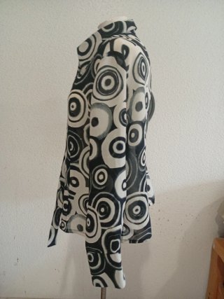 Blusa estampada círculos blanco y negro