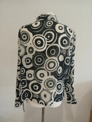 Blusa estampada círculos blanco y negro