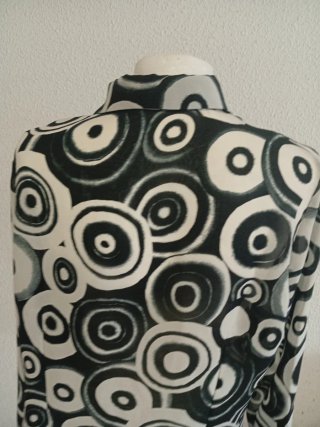 Blusa estampada círculos blanco y negro