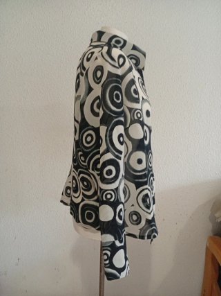 Blusa estampada círculos blanco y negro