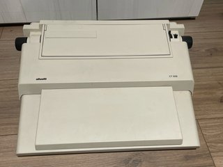 Máquina de escribir Olivetti CT 606