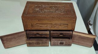 Caja de madera tallada antigua