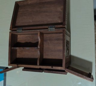 Caja de madera tallada antigua