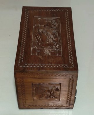 Caja de madera tallada antigua