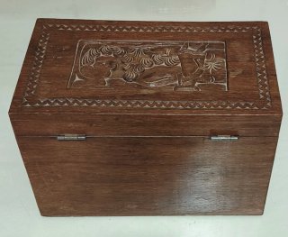 Caja de madera tallada antigua