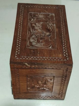 Caja de madera tallada antigua