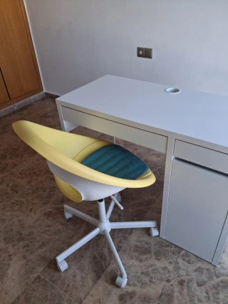 Escritorio IKEA MICKE + Silla LOBERGET