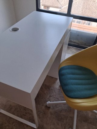 Escritorio IKEA MICKE + Silla LOBERGET