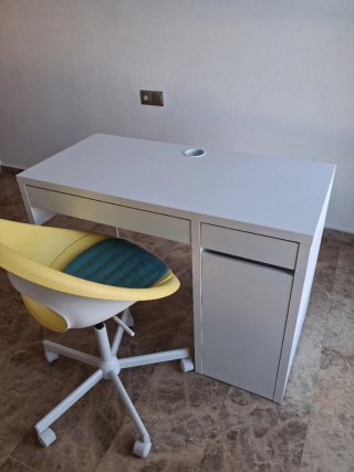 Escritorio IKEA MICKE + Silla LOBERGET
