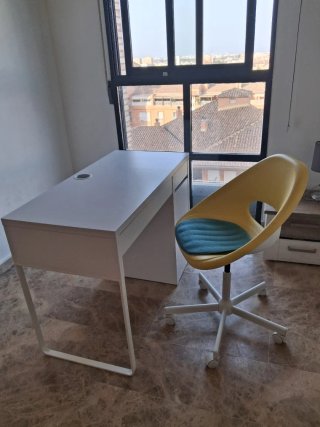 Escritorio IKEA MICKE + Silla LOBERGET