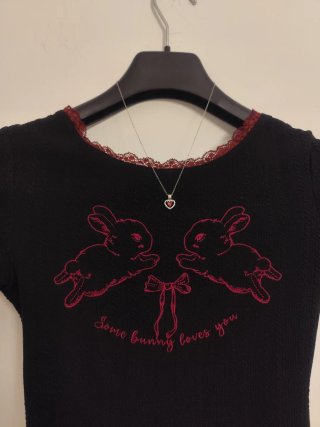 Camiseta Coquette con Encaje y Bordado