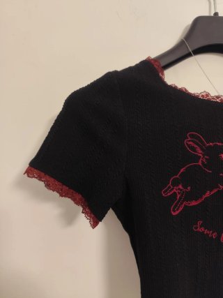Camiseta Coquette con Encaje y Bordado