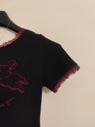 Camiseta Coquette con Encaje y Bordado