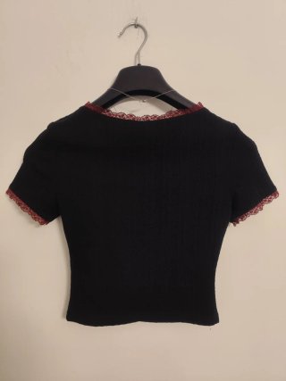 Camiseta Coquette con Encaje y Bordado