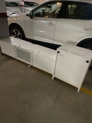 Mueble modular blanco Ikea con cristal