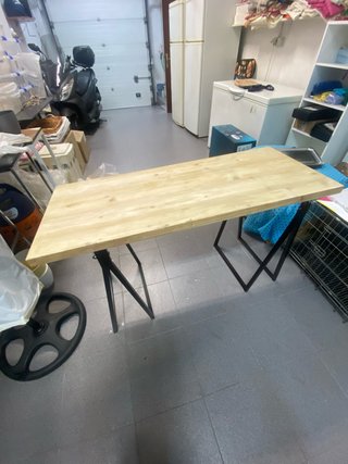 Mesa de madera y patas de metal