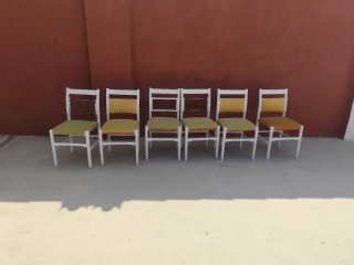 Sillas de comedor blancas y amarillas