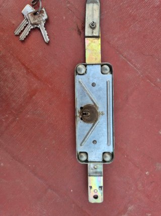 Cerradura de sobreponer para persiana MCM