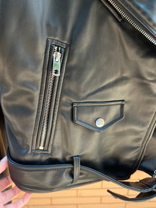 Chaqueta ZARA biker motera negra efecto cuero
