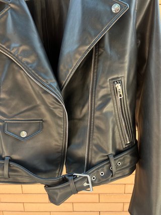 Chaqueta ZARA biker motera negra efecto cuero