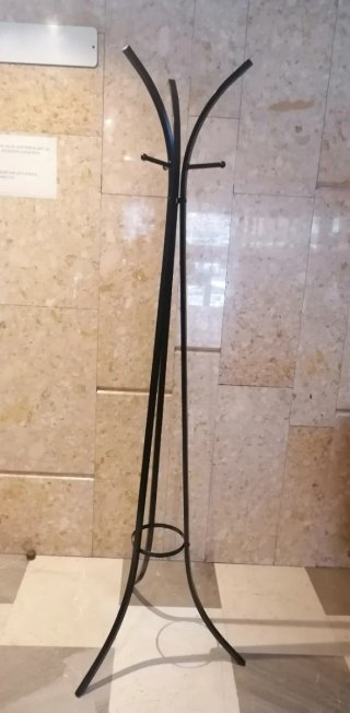 Perchero de pie  metálico ( estilo moderno)