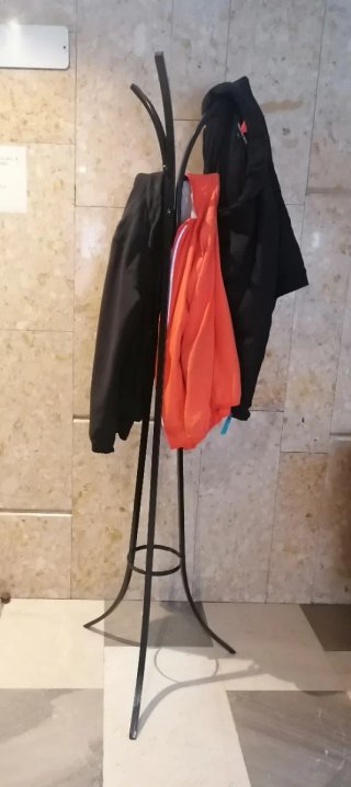 Perchero de pie  metálico ( estilo moderno)