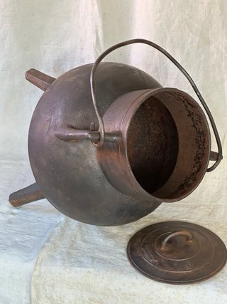 Antiguo pote gallego. Olla hierro fundido