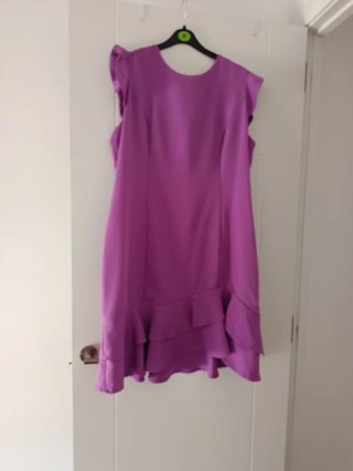Vestido de cóctel morado con volantes