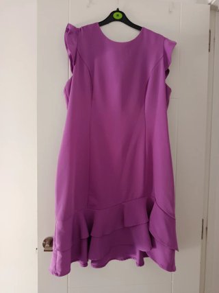 Vestido de cóctel morado con volantes
