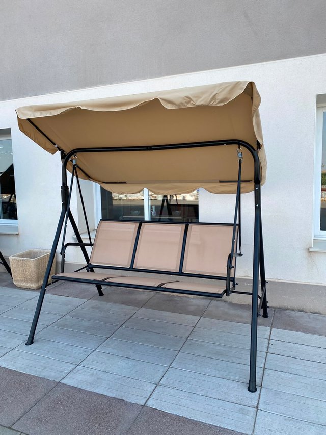 Nuevo columpio beige para jardín o terraza