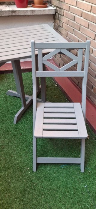 Mesa de jardín gris y 2 sillas