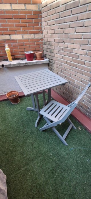Mesa de jardín gris y 2 sillas